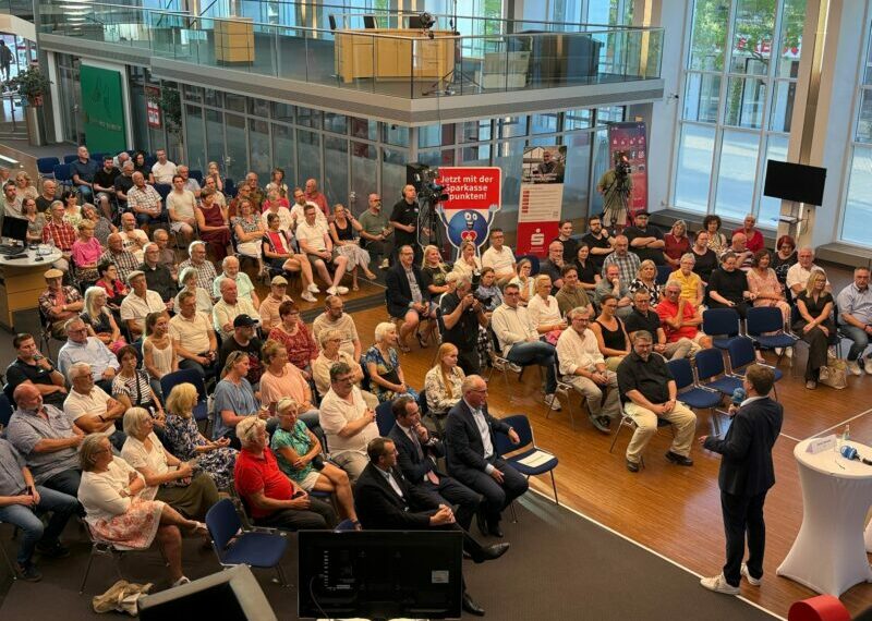 Wahlarena bei der Sparkasse Bürgermeister-Kandidaten stellen sich den Fragen